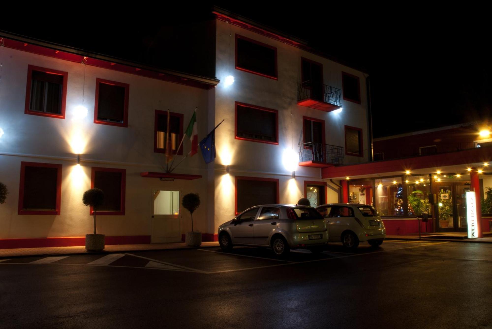 Hotel Due Ragni วีญอร์บา ภายนอก รูปภาพ