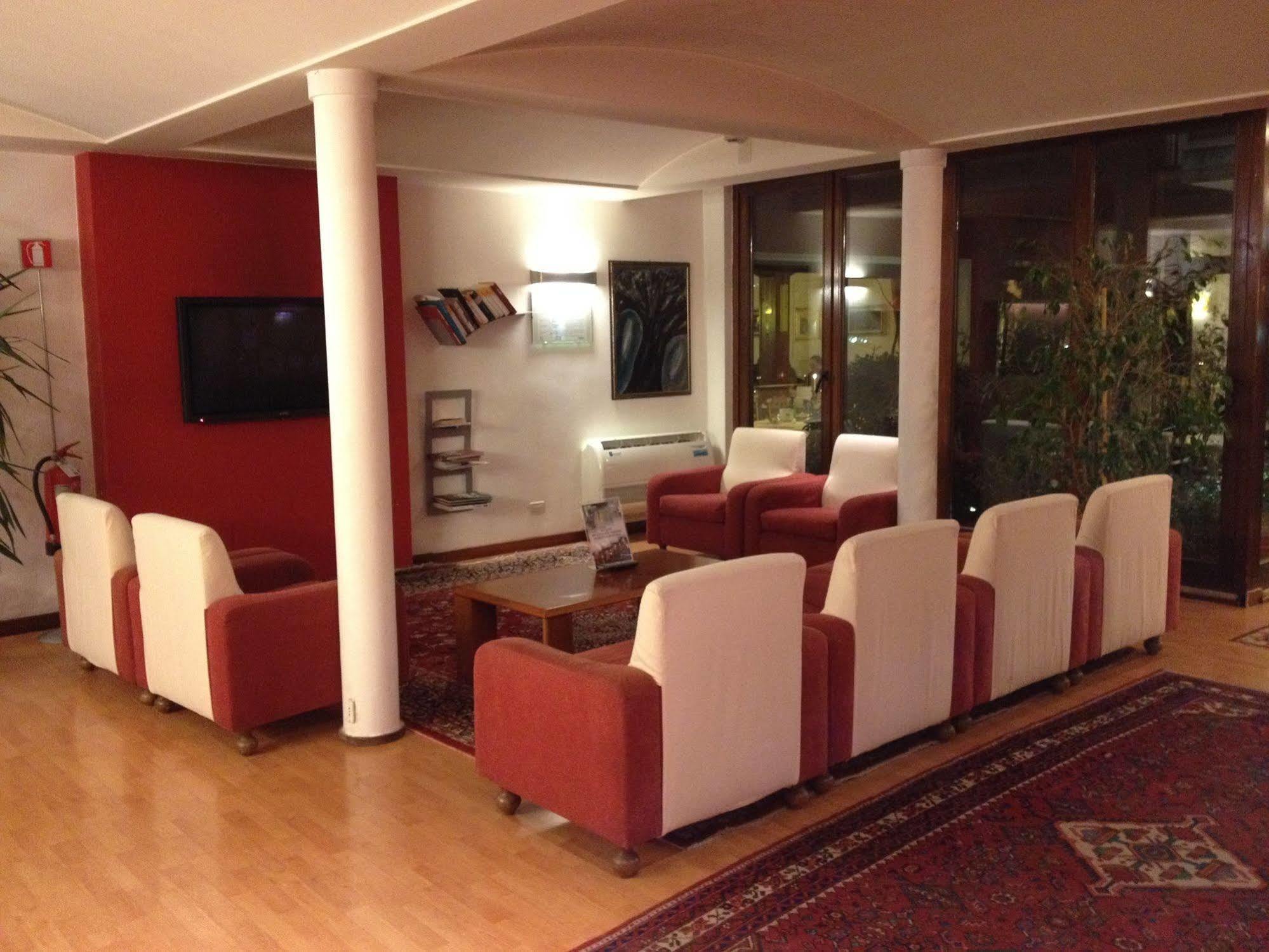 Hotel Due Ragni วีญอร์บา ภายนอก รูปภาพ